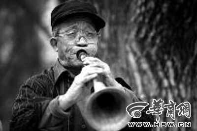 李岐山在院中吹唢呐